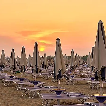 Otel Warm Flat 100m From The With Ac - Beahost 2*