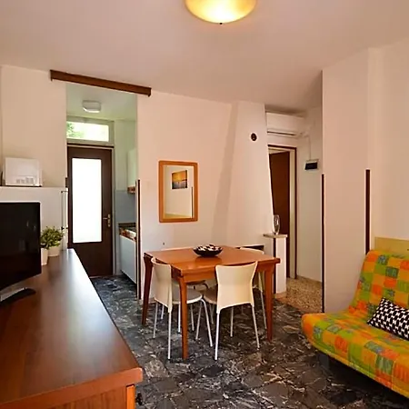 Otel Warm Flat 100m From The With Ac - Beahost 2*